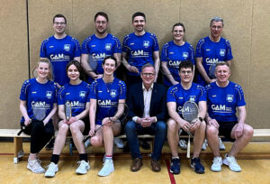 Auf dem Foto seht ihr die Mannschaft strahlend in ihren neuen Outfits – bereit für spannende Matches und sportliche Herausforderungen!